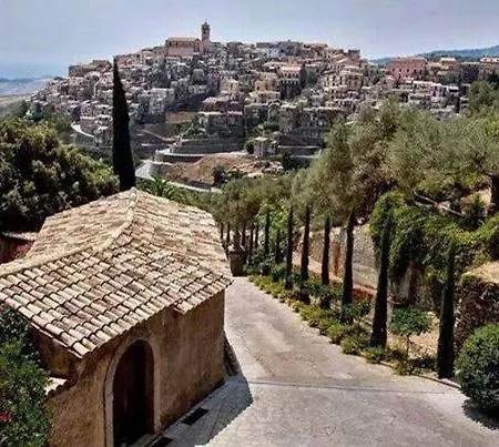 Badolato Casa Vacanze 3 Matrimoniali 巴多拉托斯塔兹翁