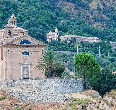 Badolato Casa Vacanze 3 Matrimoniali 巴多拉托斯塔兹翁